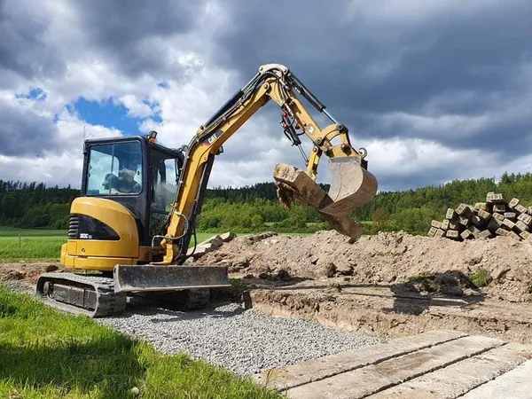 Pásové rypadlo CAT 303 CR z původních stránek Bagry Synek
