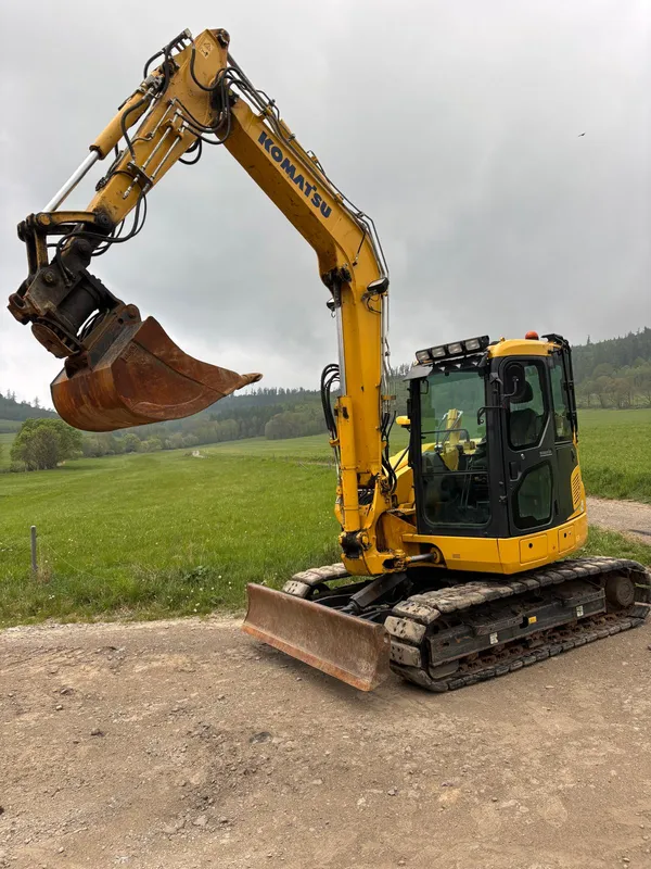 Pásové rypadlo Komatsu PC88 v terénu