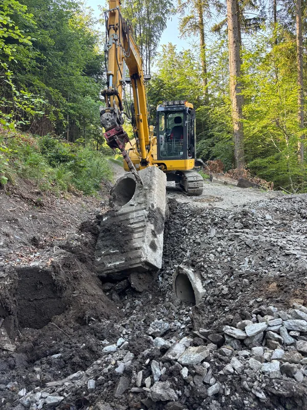 Demolice betonového propustku hydraulickým kladivem