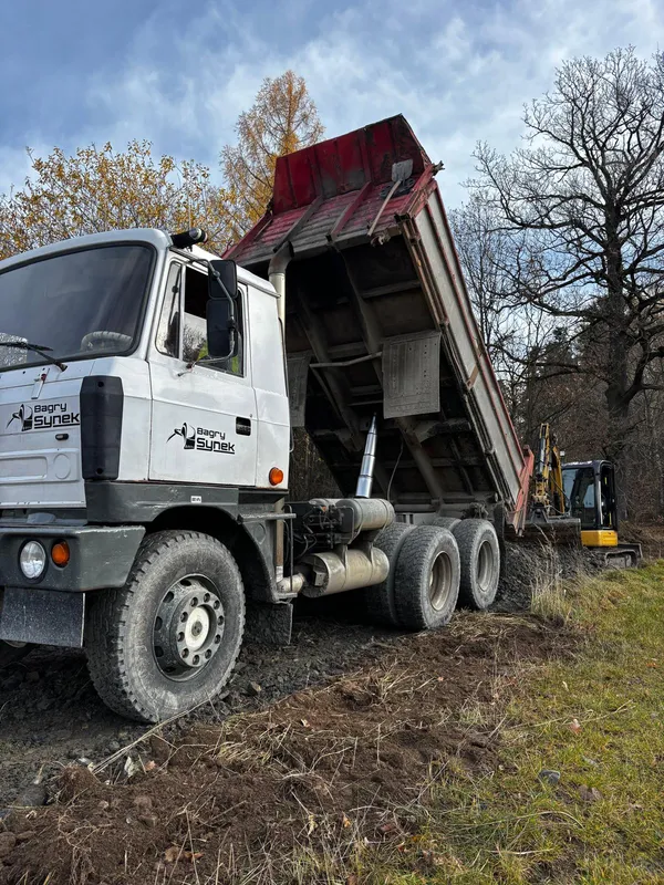 Tatra 815 S3 6×6 při sklápění materiálu na stavbě